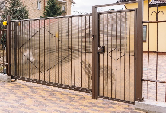 Купить ворота из профлиста с элементами ковки, с металлическими столбами в рамке или под дерево в Реутове от 156975 руб